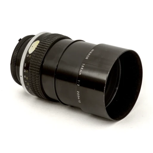 Objectif Nikon Nikkor 135mm f/2 AI-s avec pare-soleil intégré déployé