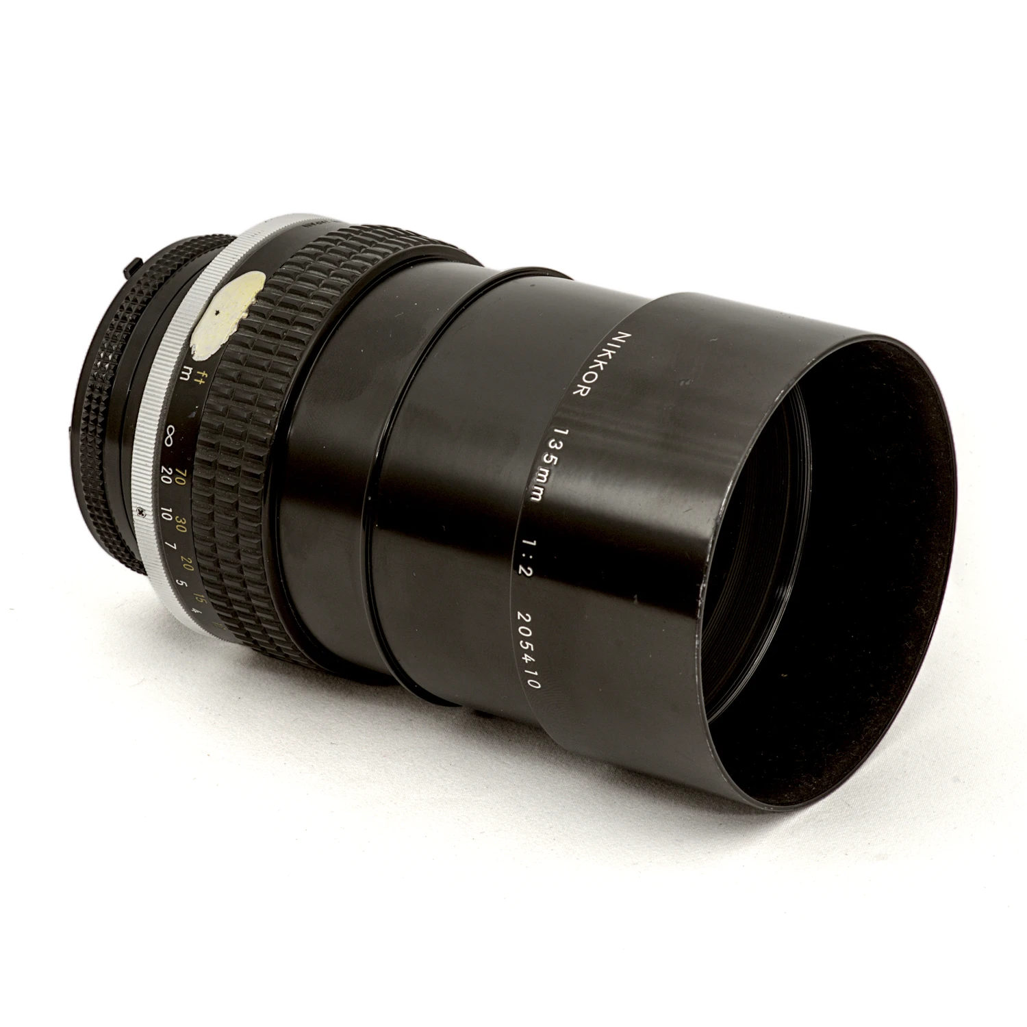 Objectif Nikon Nikkor 135mm f/2 AI-s avec pare-soleil intégré déployé
