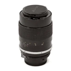 Objectif Nikon Nikkor 135mm f/2.8 AI avec son bouchon avant