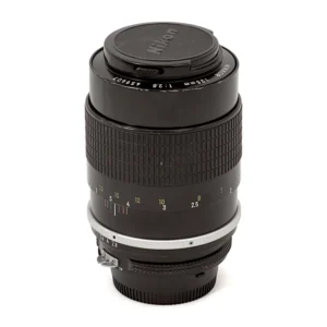 Objectif Nikon Nikkor 135mm f/2.8 AI avec son bouchon avant
