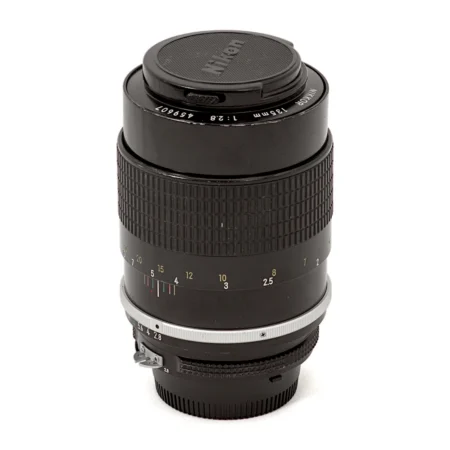 Objectif Nikon Nikkor 135mm f/2.8 AI avec son bouchon avant