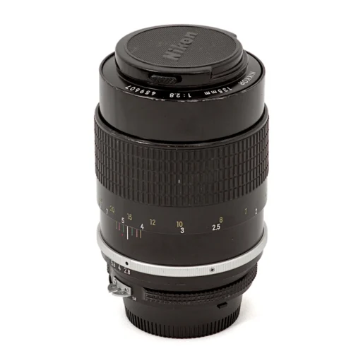 Objectif Nikon Nikkor 135mm f/2.8 AI avec son bouchon avant