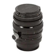 Objectif Nikon PC-Nikkor 35mm f/2.8 vu de face avec son bouchon d'origine