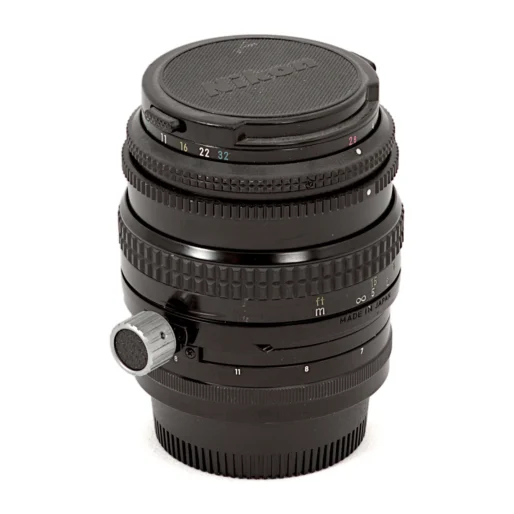 Objectif Nikon PC-Nikkor 35mm f/2.8 vu de face avec son bouchon d'origine