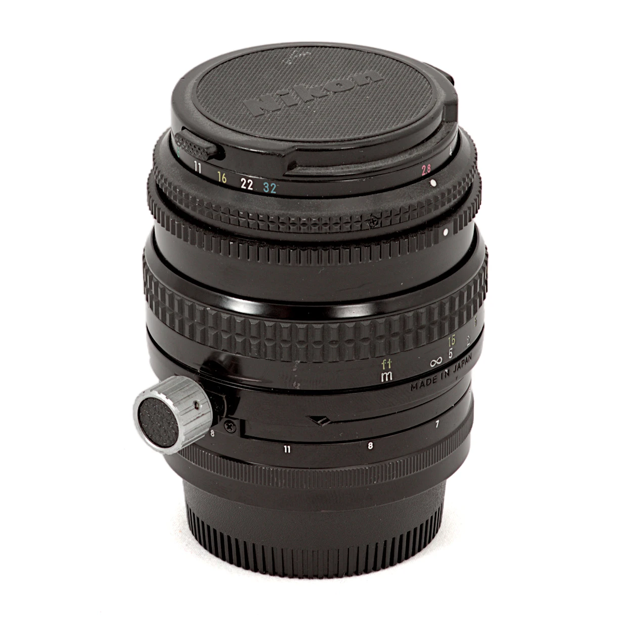 Objectif Nikon PC-Nikkor 35mm f/2.8 vu de face avec son bouchon d