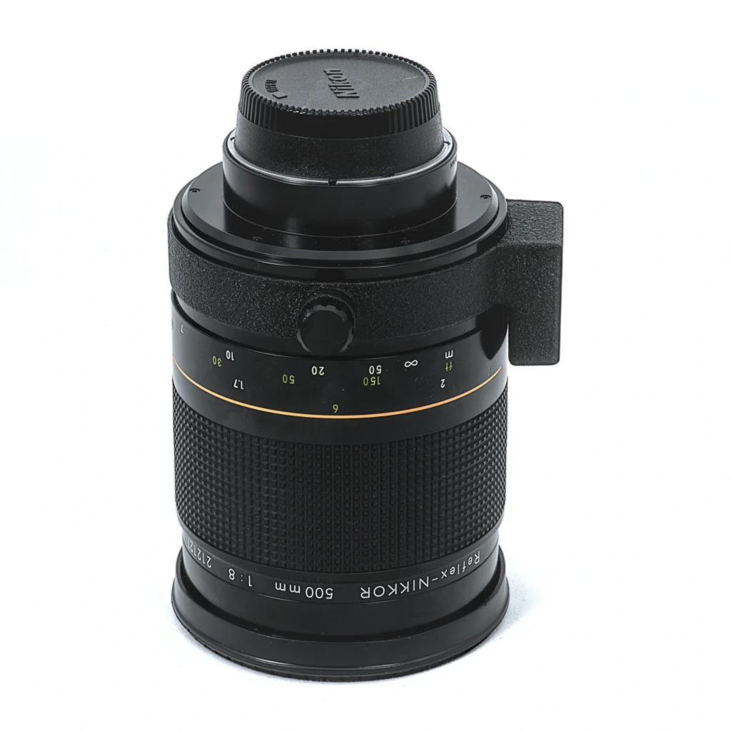 Objectif Nikon Reflex-NIKKOR 500mm f/8 de profil avec collier de pied