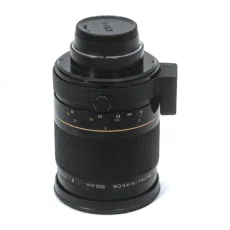 Objectif Nikon Reflex-NIKKOR 500mm f/8 de profil avec collier de pied