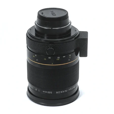 Objectif Nikon Reflex-NIKKOR 500mm f/8 de profil avec collier de pied