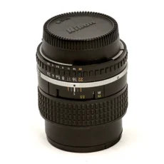 Objectif Nikon Lens Series E 100mm f/2.8 vu de face avec son bouchon