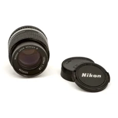 Objectif Nikon Lens Series E 100mm f/2.8 montrant la lentille frontale et les inscriptions