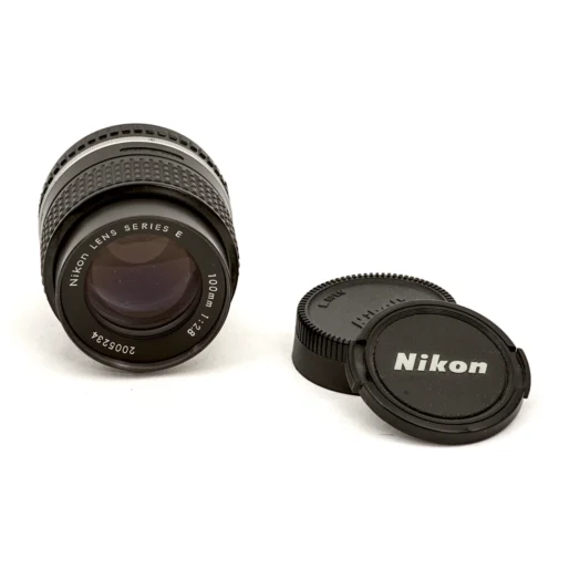 Objectif Nikon Lens Series E 100mm f/2.8 montrant la lentille frontale et les inscriptions