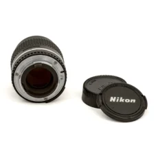 Objectif Nikon Lens Series E 100mm f/2.8 vu de dos montrant la monture Nikon F