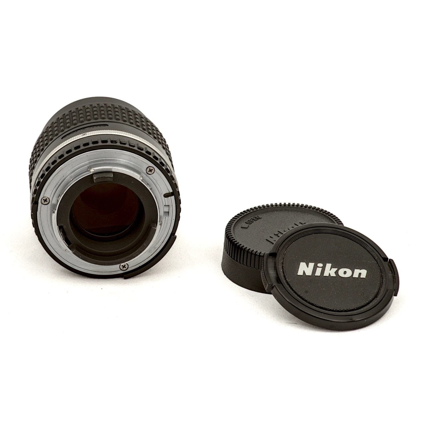 Objectif Nikon Lens Series E 100mm f/2.8 vu de dos montrant la monture Nikon F