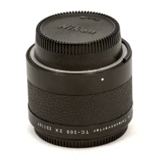 Téléconvertisseur Nikon TC-200 2X fermé avec son bouchon supérieur