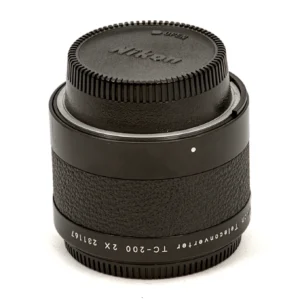 Téléconvertisseur Nikon TC-200 2X fermé avec son bouchon supérieur
