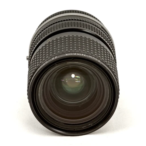 Lentille frontale propre de l'objectif Nikon 28-85mm
