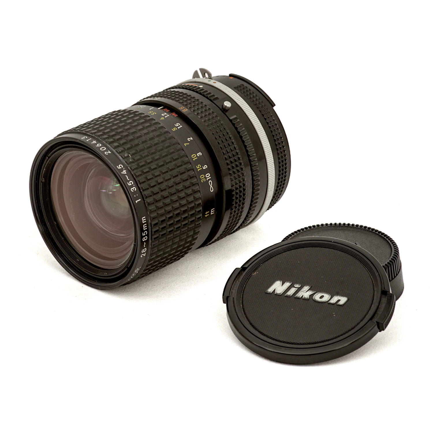 Objectif Nikon 28-85mm avec ses bouchons avant et arrière