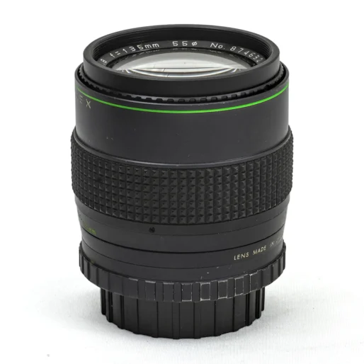 Lentille frontale de l'objectif Hanimex 135mm f/2.8 montrant les inscriptions et l'ouverture
