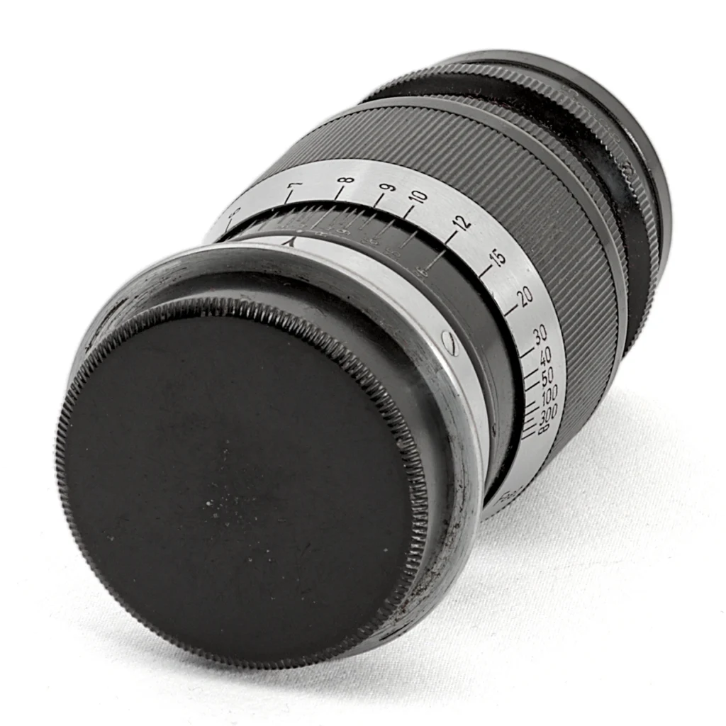 Objectif Leica Ernst Leitz Wetzlar Elmar 9cm f/4 de côté avec bouchon