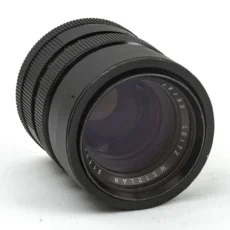 Vue de face de l'objectif Leica Elmarit 90mm f/2.8 montrant les inscriptions et le numéro de série