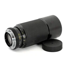 Vue latérale de l'objectif Leitz Vario-Elmar-R 70-210mm f/4 noir avec son bouchon arrière
