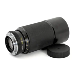 Vue latérale de l'objectif Leitz Vario-Elmar-R 70-210mm f/4 noir avec son bouchon arrière