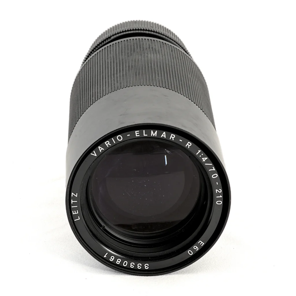 Vue de face de l'objectif Leitz Vario-Elmar-R 70-210mm f/4 noir avec son bouchon arrière