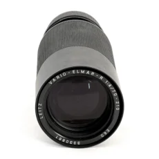 Vue de face de l'objectif Leitz Vario-Elmar-R 70-210mm f/4 noir avec son bouchon arrière