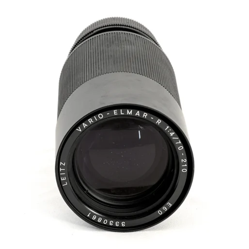 Vue de face de l'objectif Leitz Vario-Elmar-R 70-210mm f/4 noir avec son bouchon arrière