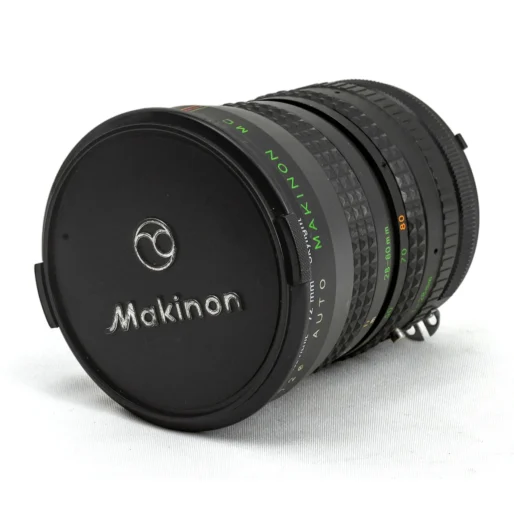 Objectif photo vintage Auto Makinon MC 28-80mm avec son bouchon avant d'origine noir