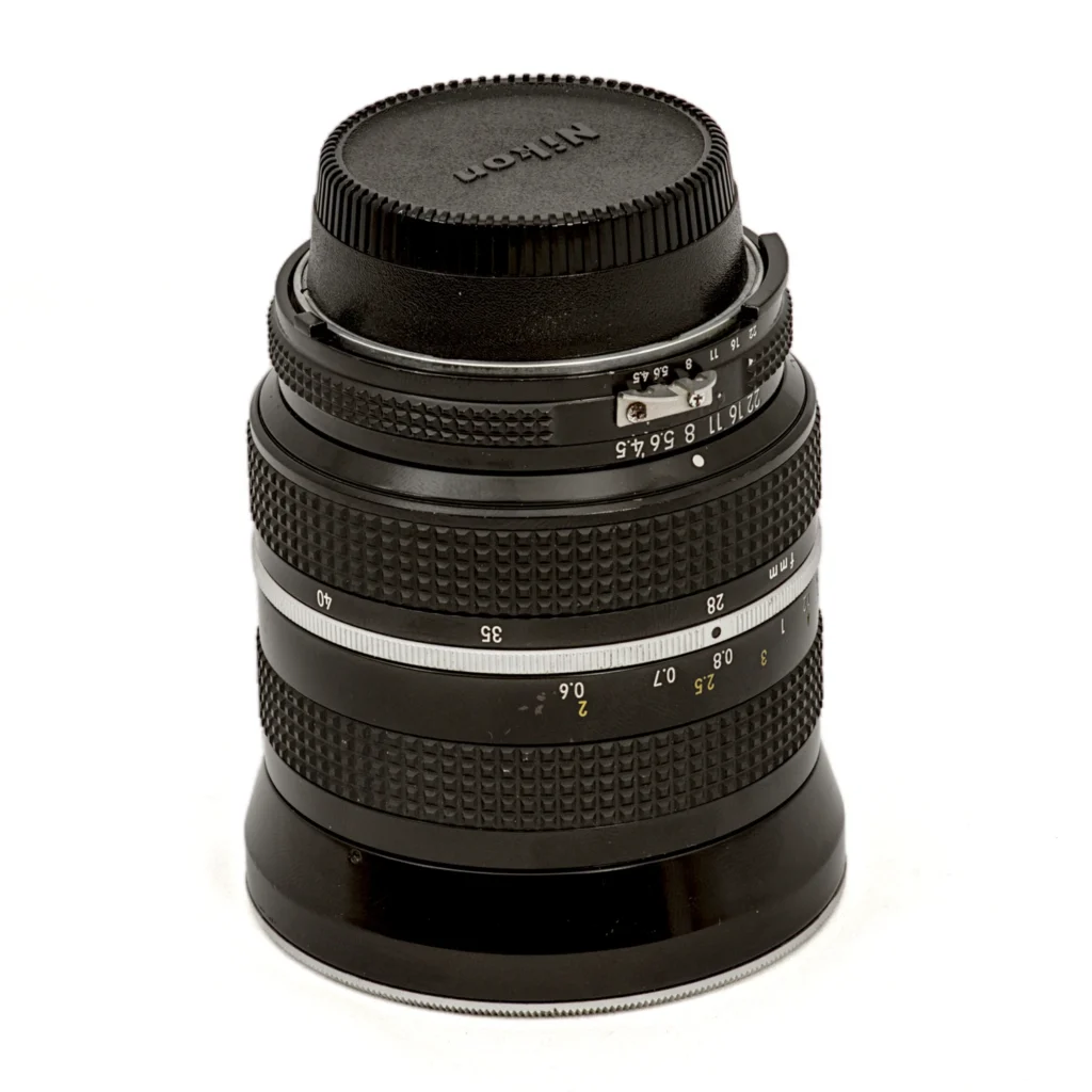 Objectif vintage Nikon Zoom-Nikkor 28-45mm f/4.5 AI vu de profil montrant les bagues de réglage