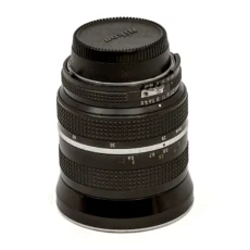 Objectif vintage Nikon Zoom-Nikkor 28-45mm f/4.5 AI vu de profil montrant les bagues de réglage