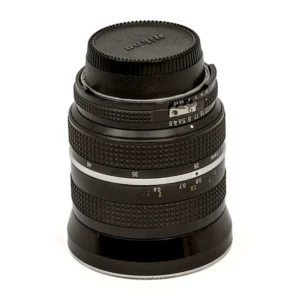 Objectif vintage Nikon Zoom-Nikkor 28-45mm f/4.5 AI vu de profil montrant les bagues de réglage