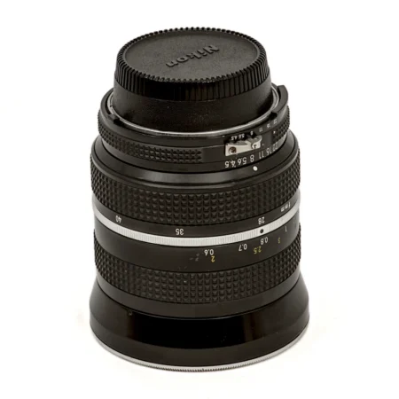Objectif vintage Nikon Zoom-Nikkor 28-45mm f/4.5 AI vu de profil montrant les bagues de réglage