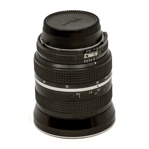 Objectif vintage Nikon Zoom-Nikkor 28-45mm f/4.5 AI vu de profil montrant les bagues de réglage