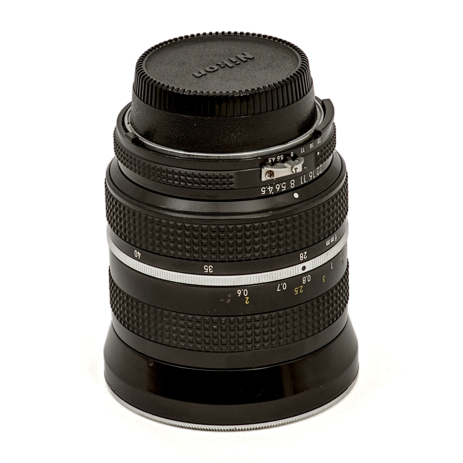 Objectif vintage Nikon Zoom-Nikkor 28-45mm f/4.5 AI vu de profil montrant les bagues de réglage