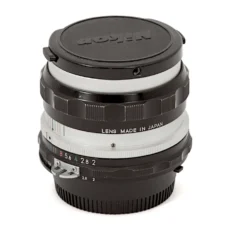 Objectif Nikon NIKKOR-H Auto 50mm f/2 de profil avec ses bouchons