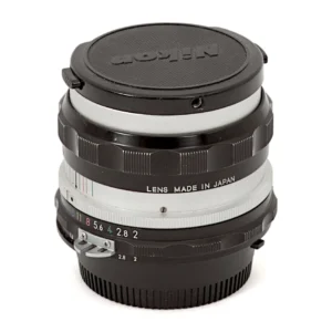 Objectif Nikon NIKKOR-H Auto 50mm f/2 de profil avec ses bouchons