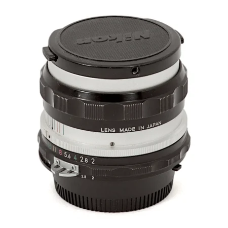 Objectif Nikon NIKKOR-H Auto 50mm f/2 de profil avec ses bouchons
