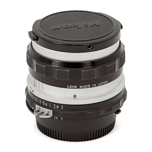 Objectif Nikon NIKKOR-H Auto 50mm f/2 de profil avec ses bouchons