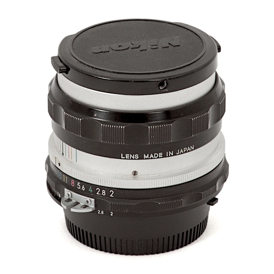 Objectif Nikon NIKKOR-H Auto 50mm f/2 de profil avec ses bouchons