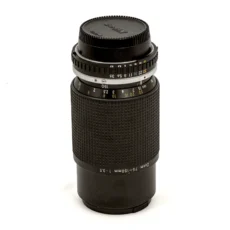 Objectif Nikon Zoom 75-150mm f/3.5 vu de profil avec son bouchon