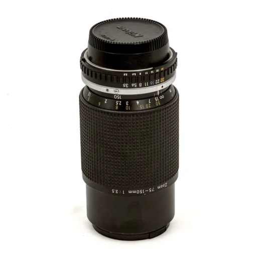 Objectif Nikon Zoom 75-150mm f/3.5 vu de profil avec son bouchon