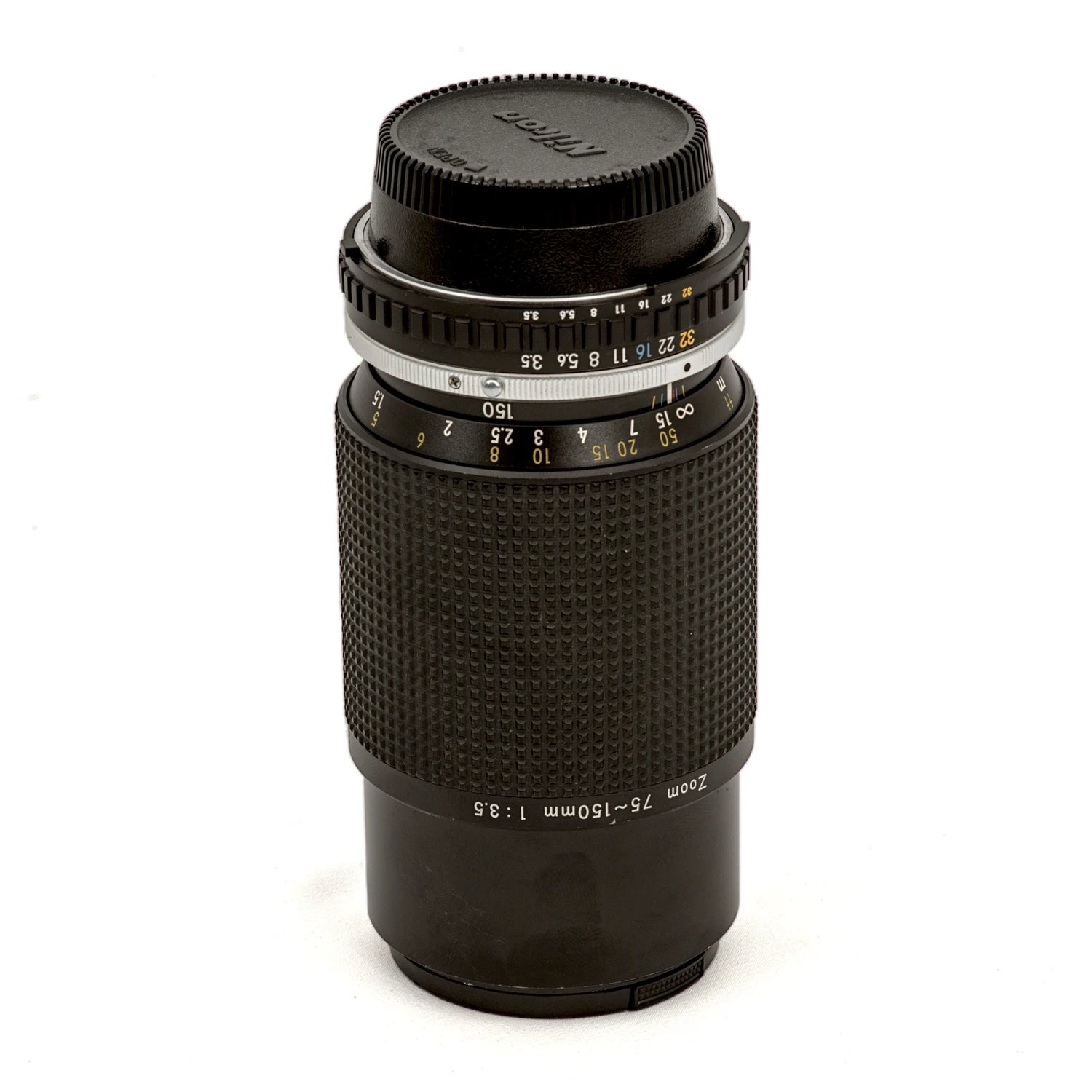 Objectif Nikon Zoom 75-150mm f/3.5 vu de profil avec son bouchon