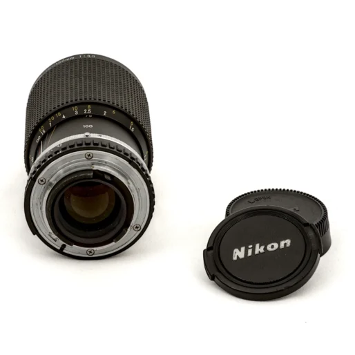 Monture arrière de l'objectif Nikon et ses bouchons