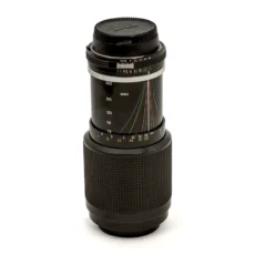 Objectif Nikon Zoom-NIKKOR 80-200mm f/4.5 vu de profil avec ses échelles de distance
