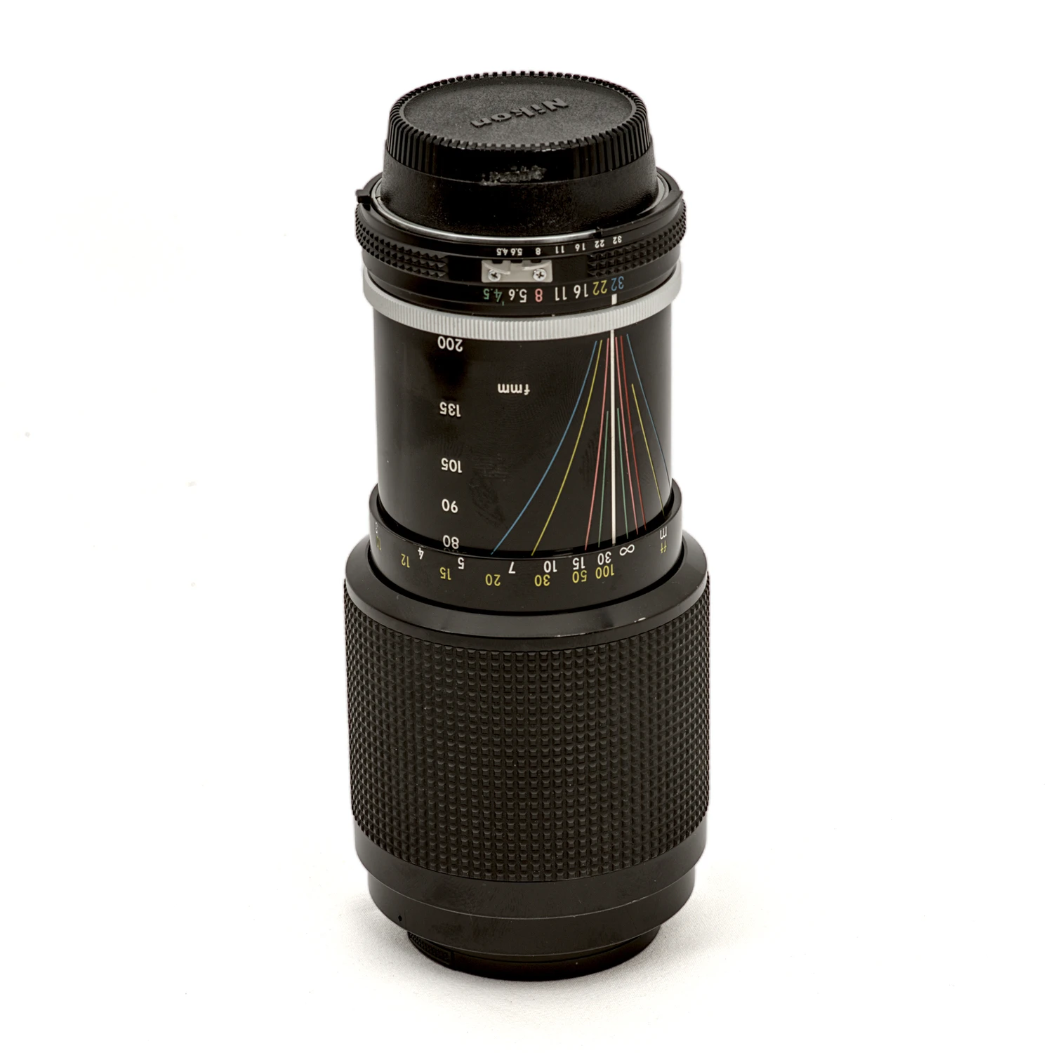 Objectif Nikon Zoom-NIKKOR 80-200mm f/4.5 vu de profil avec ses échelles de distance
