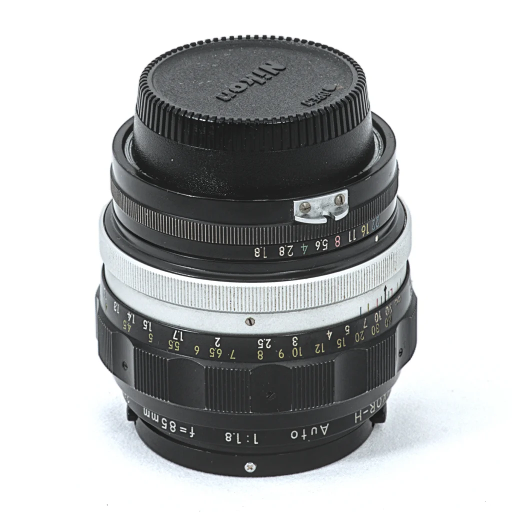 Objectif Nikon Nikkor-H Auto 85mm f/1.8 vu de profil montrant la bague de diaphragme