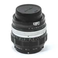 Objectif Nikon Nikkor-H Auto 85mm f/1.8 vu de profil montrant la bague de diaphragme
