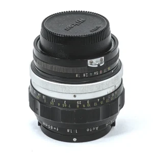 Objectif Nikon Nikkor-H Auto 85mm f/1.8 vu de profil montrant la bague de diaphragme